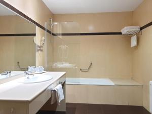A bathroom at Hotel Suite Camarena