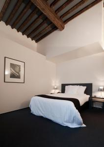 Een bed of bedden in een kamer bij Hotel Messeyne