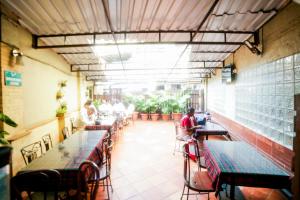 Restaurace v ubytování Hotel Lucky Bandra + 28 fotografií