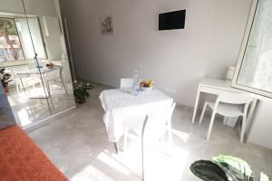 Televízia a/alebo spoločenská miestnosť v ubytovaní Affittacamere Vimercati 30 + 18 fotografií