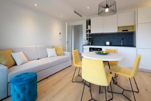 MODENA MARIS-heated pool-grill-relax-jacuzzi apartments的厨房或小厨房