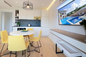 MODENA MARIS-heated pool-grill-relax-jacuzzi apartments的厨房或小厨房