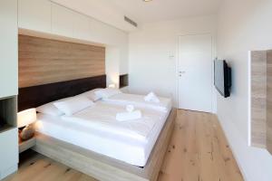 MODENA MARIS-heated pool-grill-relax-jacuzzi apartments客房内的一张或多张床位
