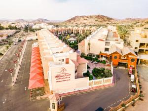 z góry widok na miasto z budynkami w obiekcie Meral Oasis Resort Taif w mieście Taif