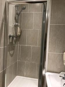 伊爾弗勒科姆的住宿－皇家大不列顛酒店，带淋浴和盥洗盆的浴室