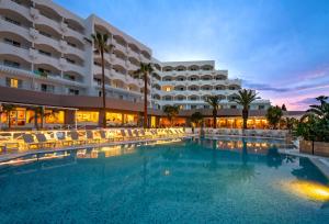 una gran piscina frente a un hotel en Golden Tulip Président Hammamet, en Hammamet