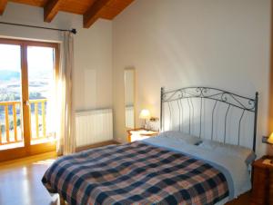 1 dormitorio con 1 cama con manta azul y blanca en Casa para familias en Prullans, en Prullans