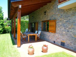 A garden outside Casa para familias en Prullans