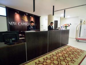Dos hombres están sentados en recepción. en New Capitol Hotel - Jerusalem en Jerusalem