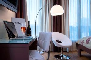 TV a/nebo společenská místnost v ubytování Hotel Simon's Plaza