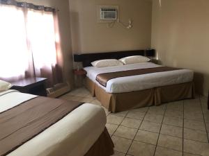 Postel nebo postele na pokoji v ubytování Thriftlodge Edmonton