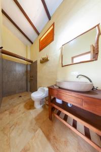 y baño con bañera, aseo y lavamanos. en Casa de Teja Barichara, en Barichara