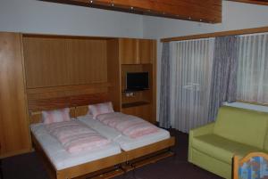 Ліжко або ліжка в номері Appartment & Taxi Tirana