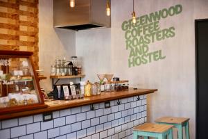Příslušenství pro přípravu čaje a kávy v ubytování Greenwood Hostel