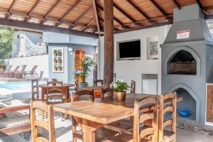 a dining room with a table and a fireplace at Pousada Flamboyant in Arraial d'Ajuda