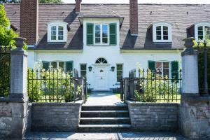 a white house with a gate and stairs at B&B El Tyu in Écaussinnes-dʼEnghien