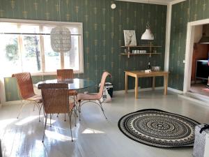 a dining room with a table and chairs at Pensar Hotelli & Ravintola Sandvik in Nauvo