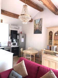 - un salon avec un canapé et une table dans l'établissement Studio du couvent, à Narbonne