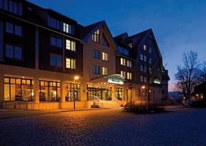 un edificio en una calle de la ciudad por la noche en HKK Hotel Wernigerode en Wernigerode