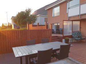 帕特雷克斯菲厄泽Brunnar 4的木制甲板配有木桌和椅子