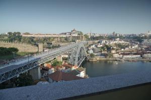un ponte su un fiume vicino a una città di Stay In Apartments - D. Hugo 23 a Porto