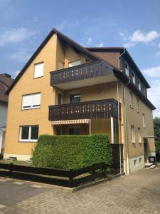 ノルトハイムにあるFerienwohnung An der Selde für 4 Personenの垣根の建物