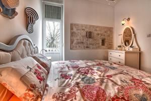 Schlafzimmer mit einem Bett, einem Fenster und einem Spiegel in der Unterkunft Luxury with sea view in Pula