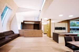 Designhaus COOP في ماتري إن أوستيرول: مطبخ كبير مع أريكة وطاولة