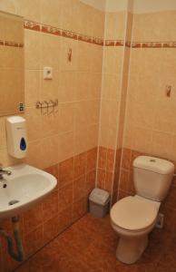 Koupelna v ubytování Hotel Děčín + 37 fotografií