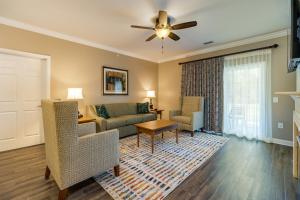 Holiday Inn Club Vacations Williamsburg Resort, an IHG Hotel في وليامزبورغ: غرفة معيشة مع أريكة وطاولة