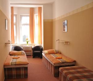 德辛Hotel Děčín的有三张床和一扇窗户的酒店房间