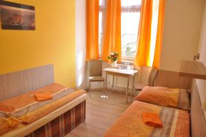 Postel nebo postele na pokoji v ubytování Hotel Děčín