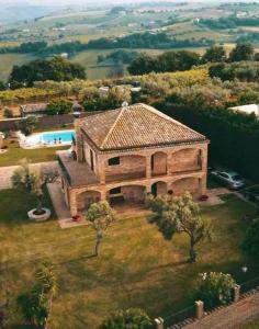 uma vista aérea de uma casa com piscina em Villa con piscina in Abruzzo - A 7 minuti dal Mare em Ripa Teatina