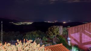 uma vista para uma cidade à noite com luzes em Agriturismo Costiolu em Nuoro