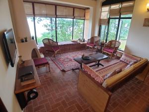 z widokiem z powietrza na salon z kanapą w obiekcie Bhurban Valley Cottages 2 w mieście Bhurban