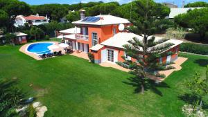 an aerial view of a house with a swimming pool at Villa Tenazinha III in Albufeira