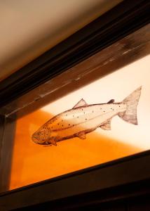 una imagen de un pez en un marco en The Leaping Salmon, en Yelverton