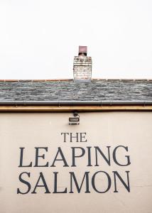 イェルバートンにあるThe Leaping Salmonの建物脇の看板