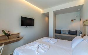 A bed or beds in a room at Livikon by the Sea