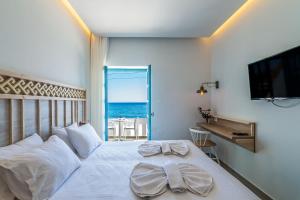 A bed or beds in a room at Livikon by the Sea