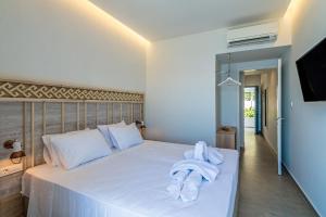 A bed or beds in a room at Livikon by the Sea