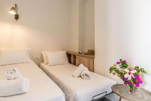 A bed or beds in a room at Livikon by the Sea