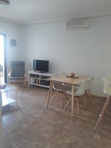 Televízia a/alebo spoločenská miestnosť v ubytovaní Playamarina 1 Reception