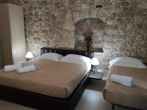 Postel nebo postele na pokoji v ubytování La Corte Di Ibla