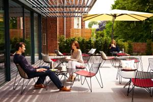 un grupo de personas sentadas en mesas en un patio en Hotel du Vin Exeter, en Exeter