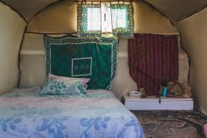 a bedroom with a bed in a tent at Silent Arrow in Mitzpe Ramon