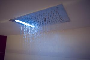 una luce blu appesa al soffitto di una stanza di Hotel Fini a San Giovanni Rotondo