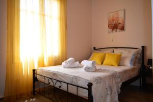 sypialnia z łóżkiem z ręcznikami w obiekcie Green House Nafplio w Nauplionie