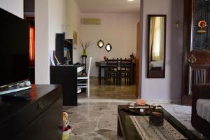 salon z kanapą i stołem w obiekcie Green House Nafplio w Nauplionie