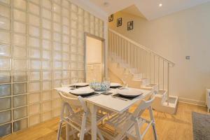 Un comedor con una mesa y sillas blancas. en 2BR Grassmarket Apartment with Castle View, en Edimburgo